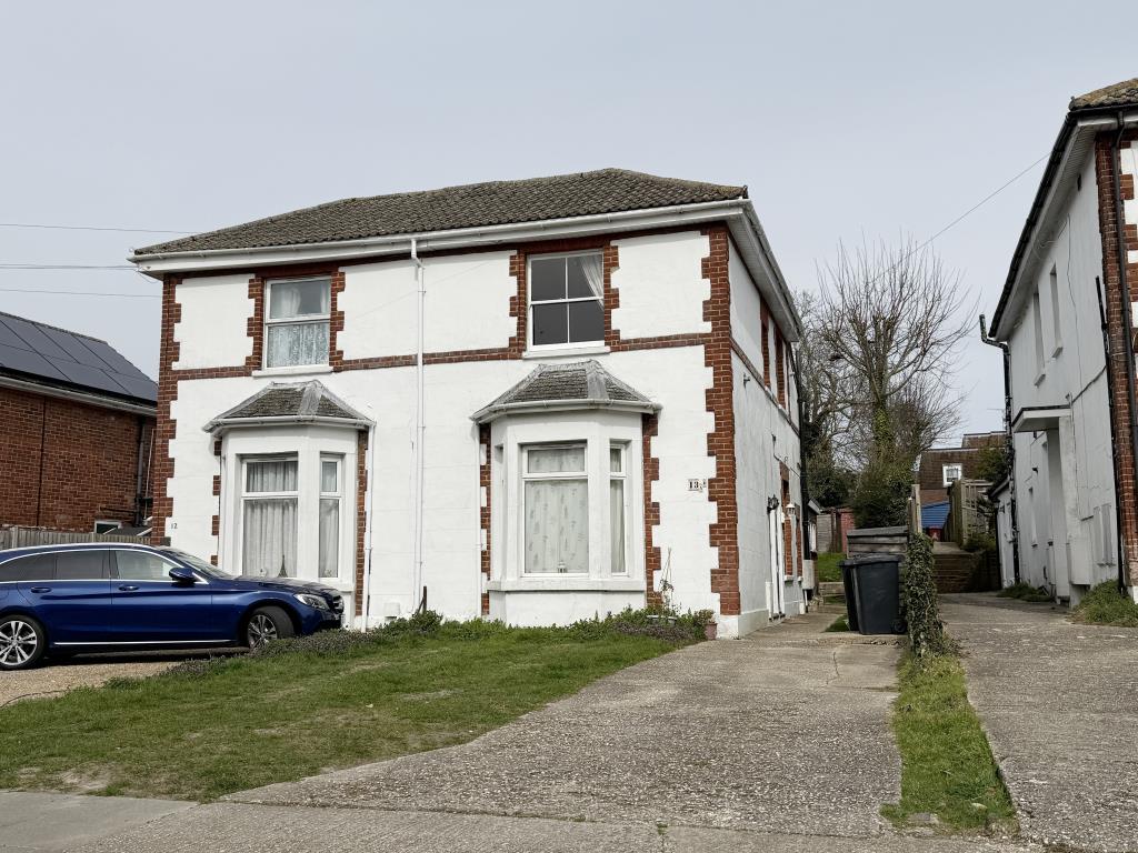 Lot: 142 - ONE-BEDROOM FLAT - Block of flats with rendered exterior